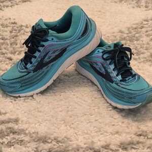 Teal Athletic Running Shoes with Cushioned Sole and Sleek Design